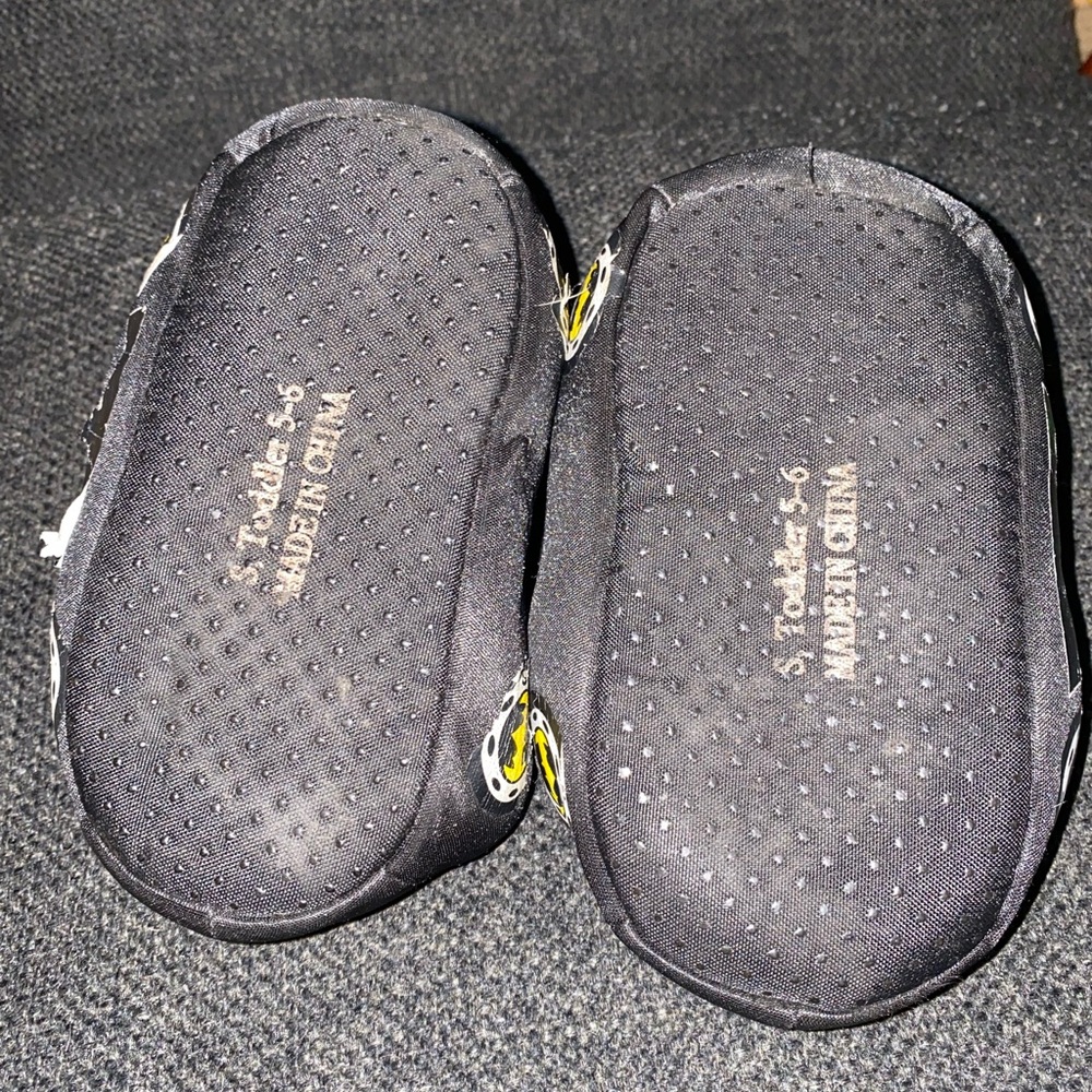 DC Comics Batman Toddler Boys Slippers Black Yellow Slip-on Wings Size 5-6